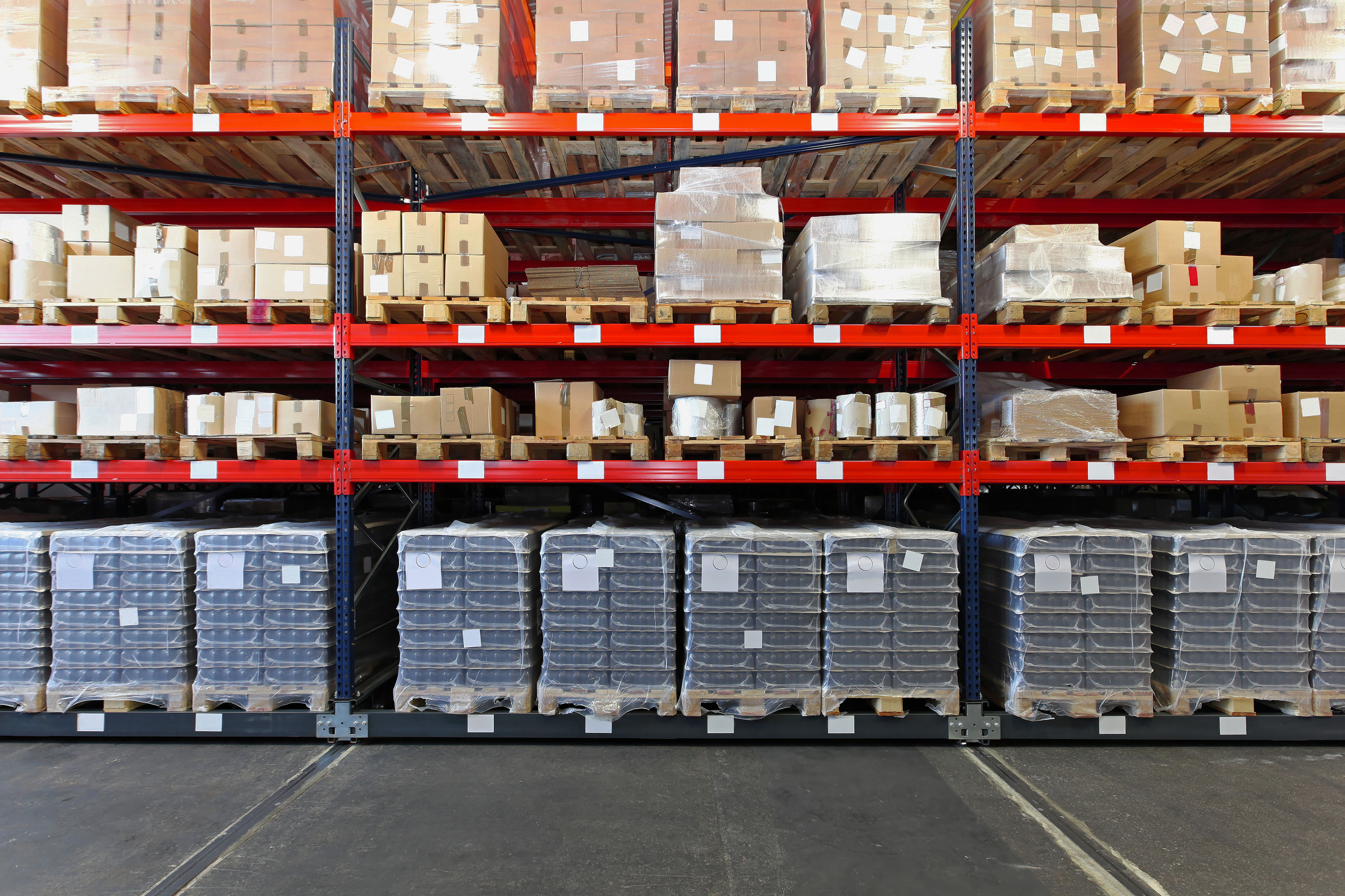 Passive RFID reading pallets and inventory in a warehouse